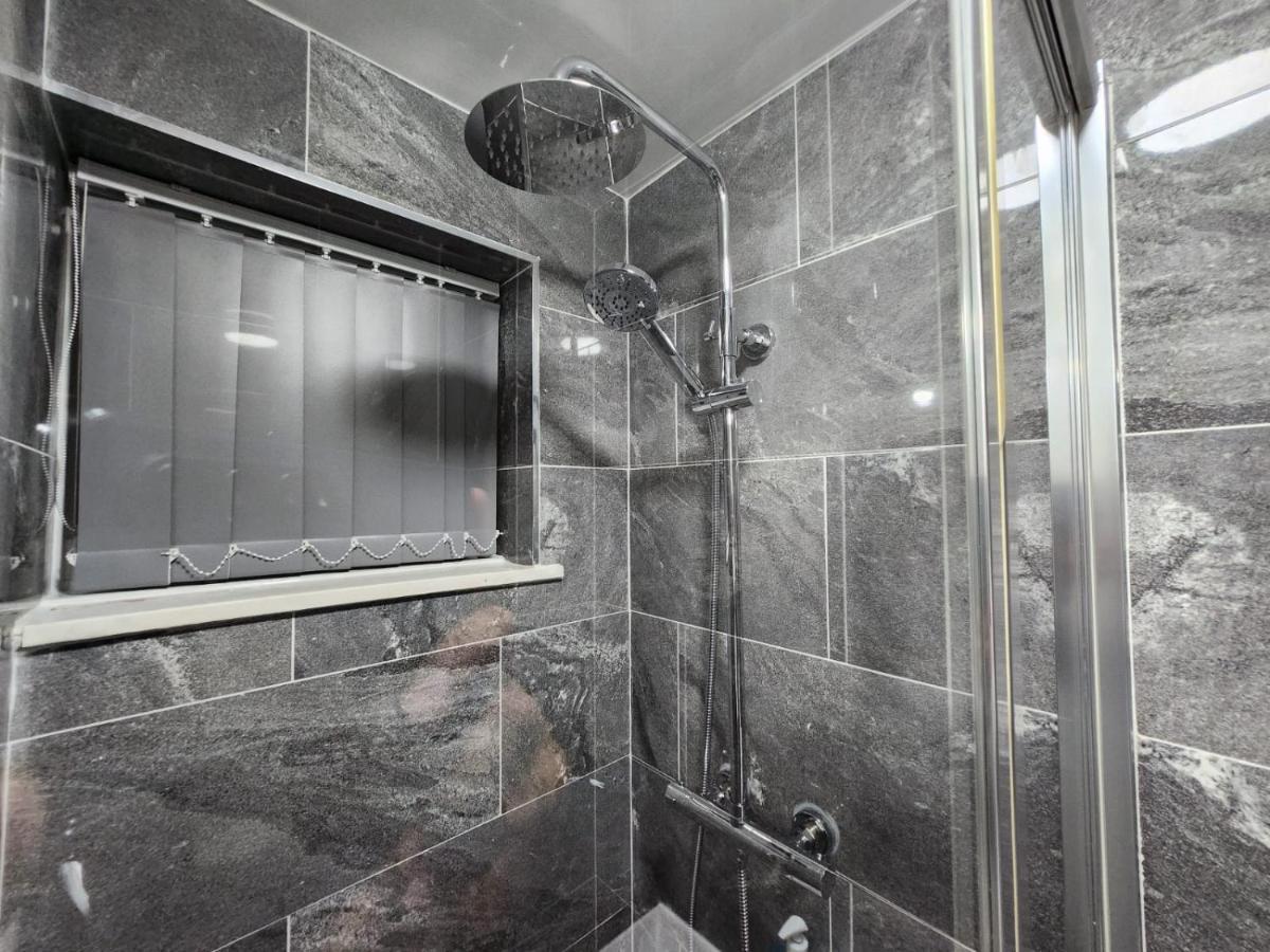 4 Bedroom 2 Bathroom Shared House - Near Bhx And Nec Birmingham Exterior photo