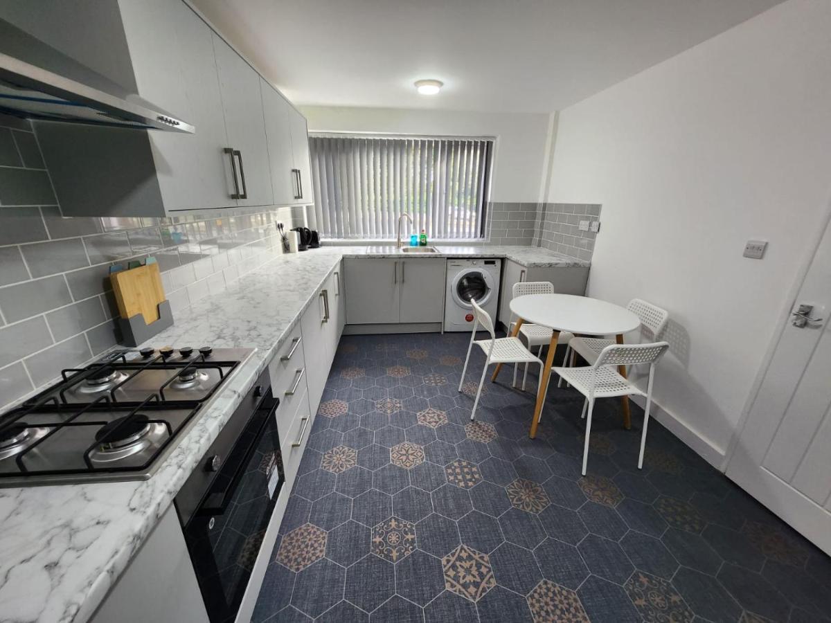 4 Bedroom 2 Bathroom Shared House - Near Bhx And Nec Birmingham Exterior photo